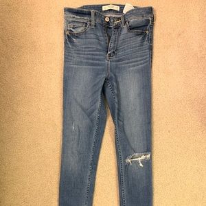 High wasted blue skinny jeans knee rip